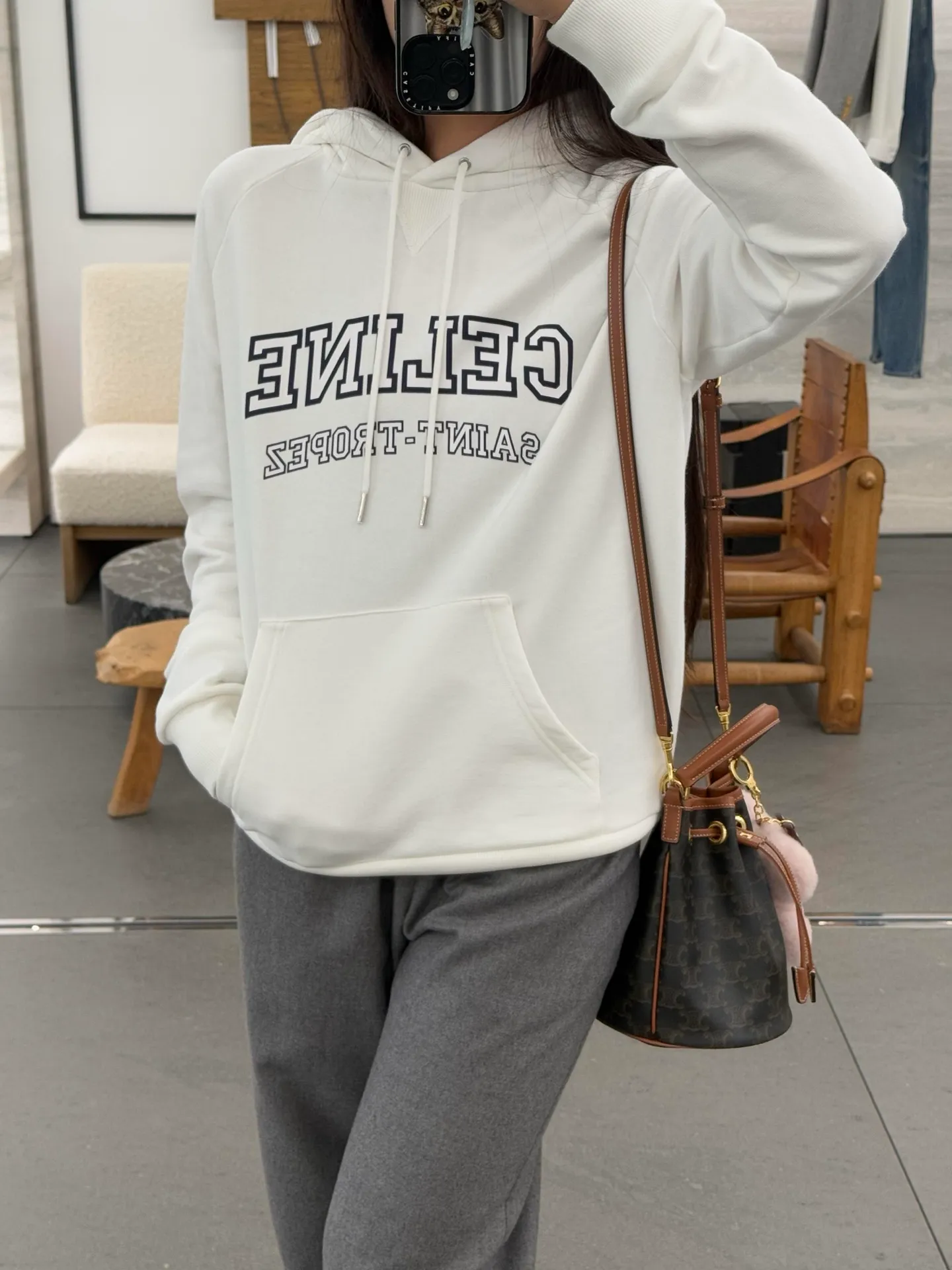240💰 (women's style) Celine, a luxury brand from France, expresses the fashion industry's connection between culture and sports, represents a new lifestyle, and has won the favor of trendy high-end people with its excellent quality and outstanding style.  2025 new CELINE SAINT-TROPEZ resort-style sports and casual hooded sweatshirt, casual and loose tailoring, gender-neutral, very representative milky white color, inspired by Saint-Tropez, the famous seaside resort in southern France, promotes an exclusive cultural atmosphere, eye-catching and large CELINE word mother, below are the small letters SAINT-TROPEZ, which are all made of dark blue flocking technology. The letters are printed in a hollow shape and given an old and dilapidated effect. The retro atmosphere comes to the face, integrating nautical style and leisure vacation style, creating a hooded sweater that is both luxurious and trendy. 430g cotton terry, custom made in white, size SML 160cm or so, weight 80-100 jins S 165cm or so, weight 100-120 jins M 170cm or so, weight 120-140 jins L